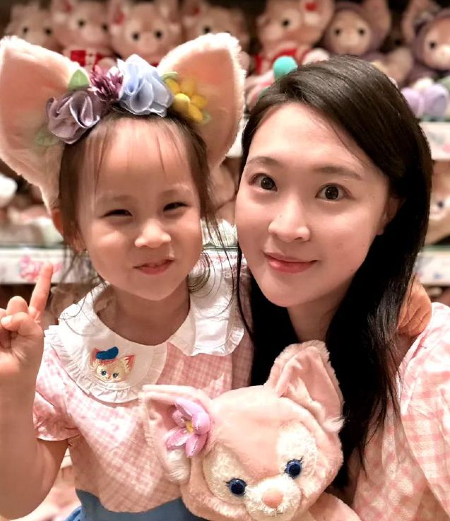 母亲满头白发小年糕黑因为没擦防晒霜！不朽情缘游戏平台母亲节惠若琪晒全家福(图1)
