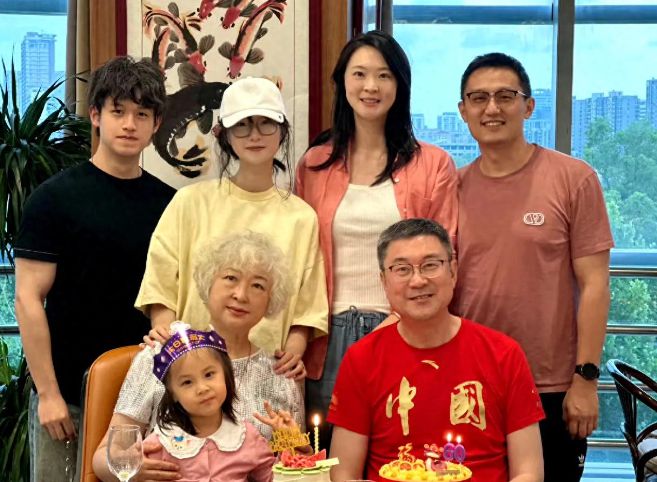 母亲满头白发小年糕黑因为没擦防晒霜！不朽情缘游戏平台母亲节惠若琪晒全家福(图3)