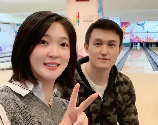 母亲满头白发小年糕黑因为没擦防晒霜！不朽情缘游戏平台母亲节惠若琪晒全家福(图4)