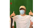 场照曝光 疲态尽显：弯腰给粉丝签名mg不